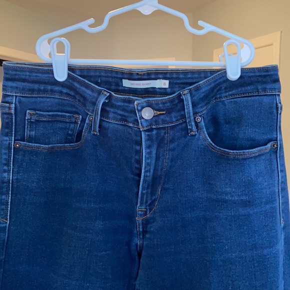 Levi’s- Mid Rise Skinny - Picture 2 of 3